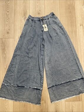 EASEL-light weight. Denim color.   Wide leg. Elastic waist